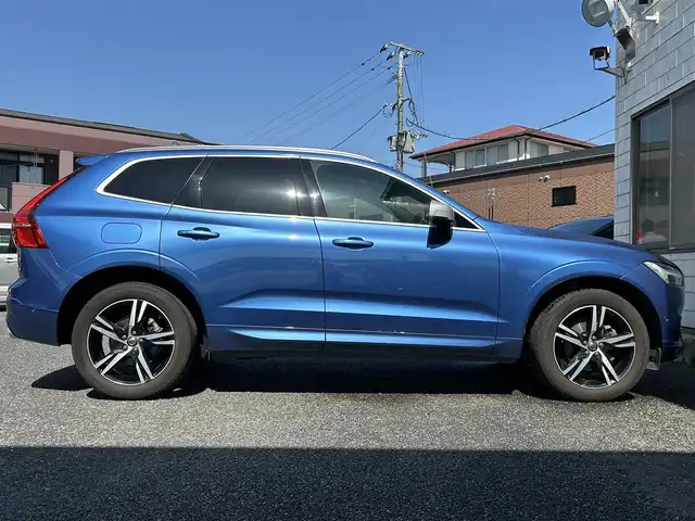 ボルボ ＸＣ６０ D4 AWD Rデザイン 福岡県 2018(平30)年 11万km 青 4WD/純正12.3インチメモリナビ/　(AM/FM/CD/USB/Bluetooth/iPod/フルセグTV)/バック/フロント/サイドカメラ/アラウンドビューカメラ/ボルボインテリセーフ/・横滑り防止装置/・車線逸脱回避支援機能/・パーキングアシスト/・クロストラフィックアラート/・ブラインドスポットモニター/・アクティブベンディングライト/・オートライト/・ロードサインインフォメーション/・自動駐車/・衝突回避アシスト/ルーフレール/純正19インチアルミホイール/パワーバックドア/黒ハーフレザーシート/パワーシート（運転席/助手席）/クルーズコントロール/パドルシフト/クリアランスソナー/コナーセンサー/オートハイビームライト/COMTECドライブレコーダー【ZDR-015】/ビルトインETC/シートヒーター/グローブボックスクーラー/電格ミラー/ドアバイザー/ISOFIX/12V電源ソケット/スペアキー×1/保証書/取扱説明書