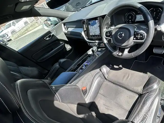 ボルボ ＸＣ６０ D4 AWD Rデザイン 福岡県 2018(平30)年 11万km 青 4WD/純正12.3インチメモリナビ/　(AM/FM/CD/USB/Bluetooth/iPod/フルセグTV)/バック/フロント/サイドカメラ/アラウンドビューカメラ/ボルボインテリセーフ/・横滑り防止装置/・車線逸脱回避支援機能/・パーキングアシスト/・クロストラフィックアラート/・ブラインドスポットモニター/・アクティブベンディングライト/・オートライト/・ロードサインインフォメーション/・自動駐車/・衝突回避アシスト/ルーフレール/純正19インチアルミホイール/パワーバックドア/黒ハーフレザーシート/パワーシート（運転席/助手席）/クルーズコントロール/パドルシフト/クリアランスソナー/コナーセンサー/オートハイビームライト/COMTECドライブレコーダー【ZDR-015】/ビルトインETC/シートヒーター/グローブボックスクーラー/電格ミラー/ドアバイザー/ISOFIX/12V電源ソケット/スペアキー×1/保証書/取扱説明書
