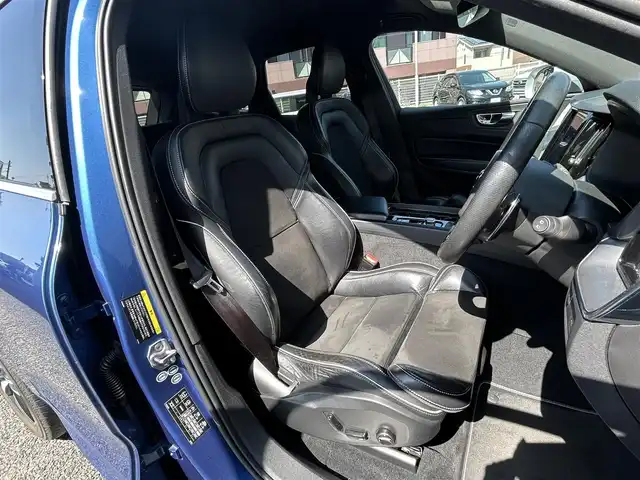 ボルボ ＸＣ６０ D4 AWD Rデザイン 福岡県 2018(平30)年 11万km 青 4WD/純正12.3インチメモリナビ/　(AM/FM/CD/USB/Bluetooth/iPod/フルセグTV)/バック/フロント/サイドカメラ/アラウンドビューカメラ/ボルボインテリセーフ/・横滑り防止装置/・車線逸脱回避支援機能/・パーキングアシスト/・クロストラフィックアラート/・ブラインドスポットモニター/・アクティブベンディングライト/・オートライト/・ロードサインインフォメーション/・自動駐車/・衝突回避アシスト/ルーフレール/純正19インチアルミホイール/パワーバックドア/黒ハーフレザーシート/パワーシート（運転席/助手席）/クルーズコントロール/パドルシフト/クリアランスソナー/コナーセンサー/オートハイビームライト/COMTECドライブレコーダー【ZDR-015】/ビルトインETC/シートヒーター/グローブボックスクーラー/電格ミラー/ドアバイザー/ISOFIX/12V電源ソケット/スペアキー×1/保証書/取扱説明書