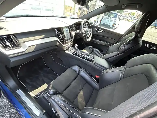 ボルボ ＸＣ６０ D4 AWD Rデザイン 福岡県 2018(平30)年 11万km 青 4WD/純正12.3インチメモリナビ/　(AM/FM/CD/USB/Bluetooth/iPod/フルセグTV)/バック/フロント/サイドカメラ/アラウンドビューカメラ/ボルボインテリセーフ/・横滑り防止装置/・車線逸脱回避支援機能/・パーキングアシスト/・クロストラフィックアラート/・ブラインドスポットモニター/・アクティブベンディングライト/・オートライト/・ロードサインインフォメーション/・自動駐車/・衝突回避アシスト/ルーフレール/純正19インチアルミホイール/パワーバックドア/黒ハーフレザーシート/パワーシート（運転席/助手席）/クルーズコントロール/パドルシフト/クリアランスソナー/コナーセンサー/オートハイビームライト/COMTECドライブレコーダー【ZDR-015】/ビルトインETC/シートヒーター/グローブボックスクーラー/電格ミラー/ドアバイザー/ISOFIX/12V電源ソケット/スペアキー×1/保証書/取扱説明書