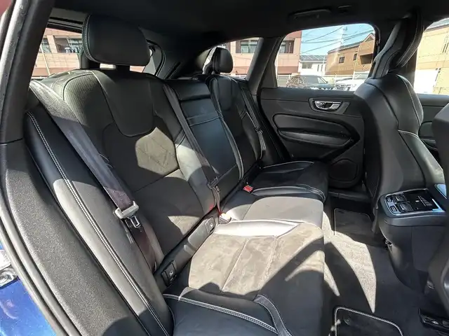 ボルボ ＸＣ６０ D4 AWD Rデザイン 福岡県 2018(平30)年 11万km 青 4WD/純正12.3インチメモリナビ/　(AM/FM/CD/USB/Bluetooth/iPod/フルセグTV)/バック/フロント/サイドカメラ/アラウンドビューカメラ/ボルボインテリセーフ/・横滑り防止装置/・車線逸脱回避支援機能/・パーキングアシスト/・クロストラフィックアラート/・ブラインドスポットモニター/・アクティブベンディングライト/・オートライト/・ロードサインインフォメーション/・自動駐車/・衝突回避アシスト/ルーフレール/純正19インチアルミホイール/パワーバックドア/黒ハーフレザーシート/パワーシート（運転席/助手席）/クルーズコントロール/パドルシフト/クリアランスソナー/コナーセンサー/オートハイビームライト/COMTECドライブレコーダー【ZDR-015】/ビルトインETC/シートヒーター/グローブボックスクーラー/電格ミラー/ドアバイザー/ISOFIX/12V電源ソケット/スペアキー×1/保証書/取扱説明書