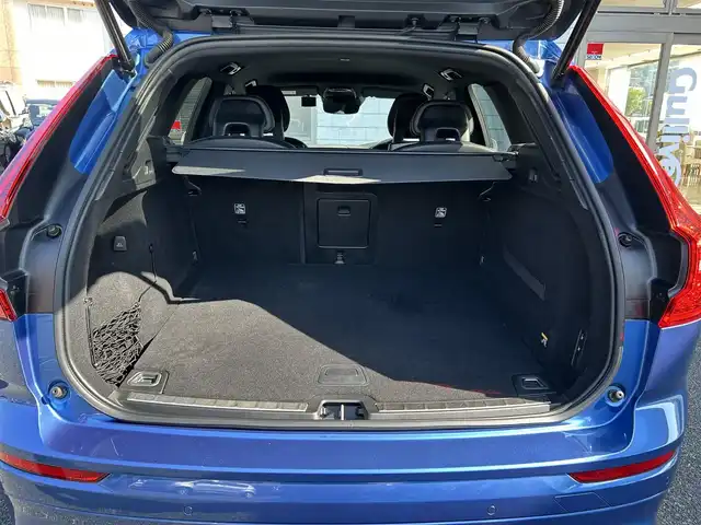 ボルボ ＸＣ６０ D4 AWD Rデザイン 福岡県 2018(平30)年 11万km 青 4WD/純正12.3インチメモリナビ/　(AM/FM/CD/USB/Bluetooth/iPod/フルセグTV)/バック/フロント/サイドカメラ/アラウンドビューカメラ/ボルボインテリセーフ/・横滑り防止装置/・車線逸脱回避支援機能/・パーキングアシスト/・クロストラフィックアラート/・ブラインドスポットモニター/・アクティブベンディングライト/・オートライト/・ロードサインインフォメーション/・自動駐車/・衝突回避アシスト/ルーフレール/純正19インチアルミホイール/パワーバックドア/黒ハーフレザーシート/パワーシート（運転席/助手席）/クルーズコントロール/パドルシフト/クリアランスソナー/コナーセンサー/オートハイビームライト/COMTECドライブレコーダー【ZDR-015】/ビルトインETC/シートヒーター/グローブボックスクーラー/電格ミラー/ドアバイザー/ISOFIX/12V電源ソケット/スペアキー×1/保証書/取扱説明書