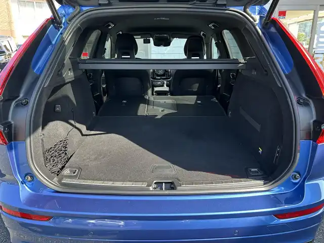 ボルボ ＸＣ６０ D4 AWD Rデザイン 福岡県 2018(平30)年 11万km 青 4WD/純正12.3インチメモリナビ/　(AM/FM/CD/USB/Bluetooth/iPod/フルセグTV)/バック/フロント/サイドカメラ/アラウンドビューカメラ/ボルボインテリセーフ/・横滑り防止装置/・車線逸脱回避支援機能/・パーキングアシスト/・クロストラフィックアラート/・ブラインドスポットモニター/・アクティブベンディングライト/・オートライト/・ロードサインインフォメーション/・自動駐車/・衝突回避アシスト/ルーフレール/純正19インチアルミホイール/パワーバックドア/黒ハーフレザーシート/パワーシート（運転席/助手席）/クルーズコントロール/パドルシフト/クリアランスソナー/コナーセンサー/オートハイビームライト/COMTECドライブレコーダー【ZDR-015】/ビルトインETC/シートヒーター/グローブボックスクーラー/電格ミラー/ドアバイザー/ISOFIX/12V電源ソケット/スペアキー×1/保証書/取扱説明書
