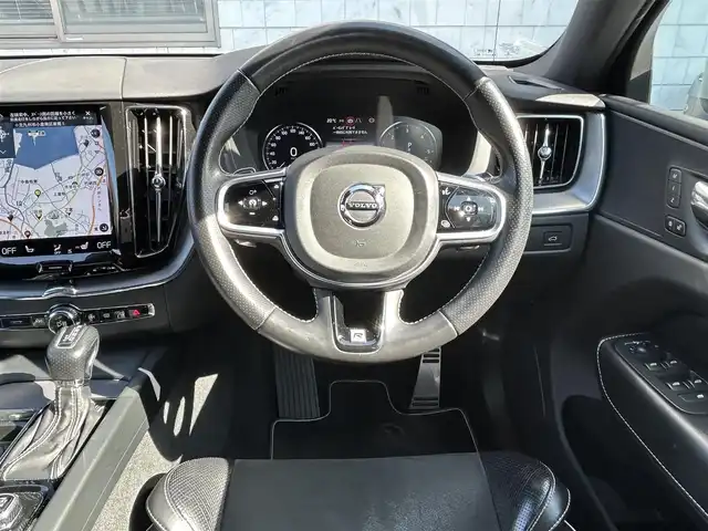 ボルボ ＸＣ６０ D4 AWD Rデザイン 福岡県 2018(平30)年 11万km 青 4WD/純正12.3インチメモリナビ/　(AM/FM/CD/USB/Bluetooth/iPod/フルセグTV)/バック/フロント/サイドカメラ/アラウンドビューカメラ/ボルボインテリセーフ/・横滑り防止装置/・車線逸脱回避支援機能/・パーキングアシスト/・クロストラフィックアラート/・ブラインドスポットモニター/・アクティブベンディングライト/・オートライト/・ロードサインインフォメーション/・自動駐車/・衝突回避アシスト/ルーフレール/純正19インチアルミホイール/パワーバックドア/黒ハーフレザーシート/パワーシート（運転席/助手席）/クルーズコントロール/パドルシフト/クリアランスソナー/コナーセンサー/オートハイビームライト/COMTECドライブレコーダー【ZDR-015】/ビルトインETC/シートヒーター/グローブボックスクーラー/電格ミラー/ドアバイザー/ISOFIX/12V電源ソケット/スペアキー×1/保証書/取扱説明書