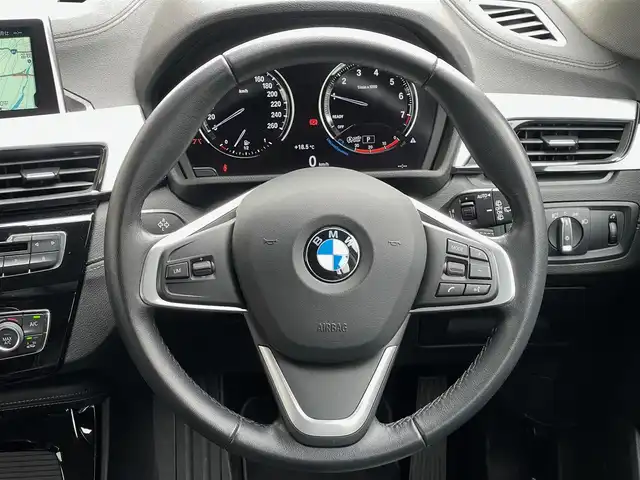 ＢＭＷ Ｘ２ xDrive20i 山梨県 2018(平30)年 0.8万km グレイシャーシルバー ワンオーナー/純正HDDナビ/　（CD/DVD/Bluetooth）/バックカメラ/インテリジェントセーフティ/前後PDC/黒革/シートヒーター/電動リアゲート/ETC/LEDヘッドライト/純正17インチAW