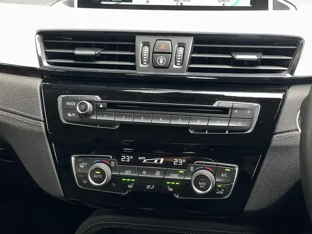 ＢＭＷ Ｘ２ xDrive20i 山梨県 2018(平30)年 0.8万km グレイシャーシルバー ワンオーナー/純正HDDナビ/　（CD/DVD/Bluetooth）/バックカメラ/インテリジェントセーフティ/前後PDC/黒革/シートヒーター/電動リアゲート/ETC/LEDヘッドライト/純正17インチAW