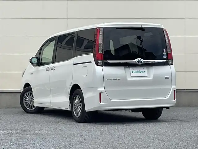 トヨタ エスクァイア ハイブリッド Gi 茨城県 2015(平27)年 5.4万km ホワイトパールクリスタルシャイン ワンオーナー/両側オートスライドドア/純正９インチナビ/フルセグテレビ/リアビューモニター/クルーズコントロール/ビルトインETC/クリアランスソナー/オートライト/純正置くだけ充電器/レザーシート/オットマン/シートヒーター/フロアマット純正/ドアバイザー