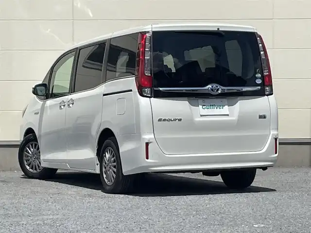 トヨタ エスクァイア ハイブリッド Gi 茨城県 2015(平27)年 5.4万km ホワイトパールクリスタルシャイン ワンオーナー/両側オートスライドドア/純正９インチナビ/フルセグテレビ/リアビューモニター/クルーズコントロール/ビルトインETC/クリアランスソナー/オートライト/純正置くだけ充電器/レザーシート/オットマン/シートヒーター/フロアマット純正/ドアバイザー