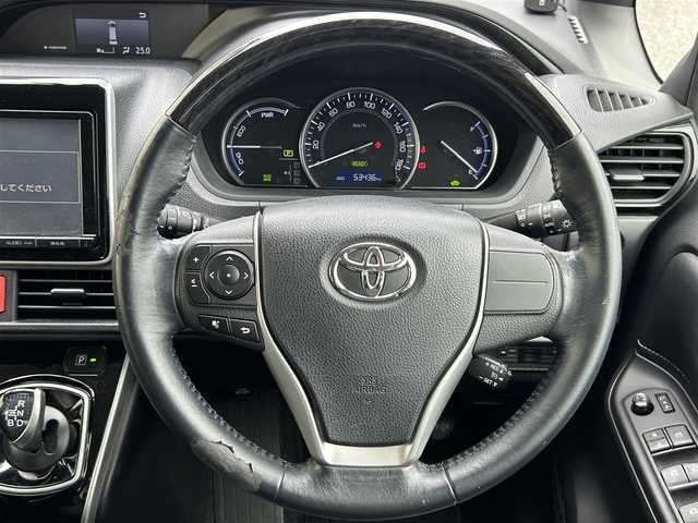 トヨタ エスクァイア ハイブリッド Gi 茨城県 2015(平27)年 5.4万km ホワイトパールクリスタルシャイン ワンオーナー/両側オートスライドドア/純正９インチナビ/フルセグテレビ/リアビューモニター/クルーズコントロール/ビルトインETC/クリアランスソナー/オートライト/純正置くだけ充電器/レザーシート/オットマン/シートヒーター/フロアマット純正/ドアバイザー