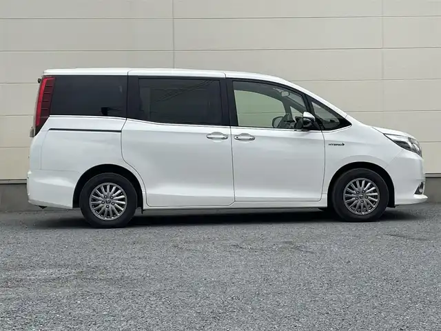 トヨタ エスクァイア ハイブリッド Gi 茨城県 2015(平27)年 5.4万km ホワイトパールクリスタルシャイン ワンオーナー/両側オートスライドドア/純正９インチナビ/フルセグテレビ/リアビューモニター/クルーズコントロール/ビルトインETC/クリアランスソナー/オートライト/純正置くだけ充電器/レザーシート/オットマン/シートヒーター/フロアマット純正/ドアバイザー