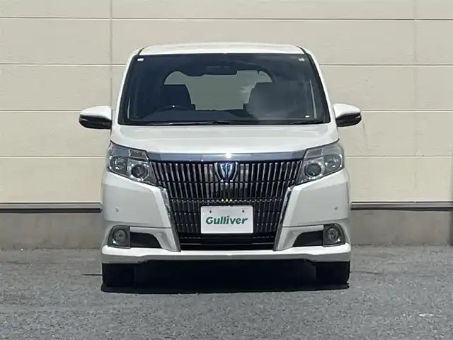 トヨタ エスクァイア ハイブリッド Gi 茨城県 2015(平27)年 5.4万km ホワイトパールクリスタルシャイン ワンオーナー/両側オートスライドドア/純正９インチナビ/フルセグテレビ/リアビューモニター/クルーズコントロール/ビルトインETC/クリアランスソナー/オートライト/純正置くだけ充電器/レザーシート/オットマン/シートヒーター/フロアマット純正/ドアバイザー
