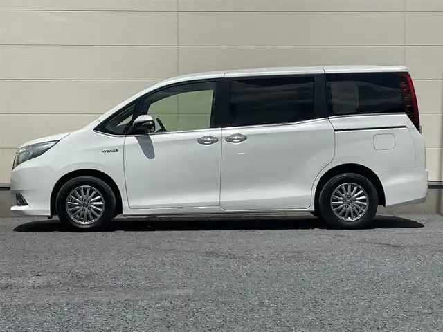 トヨタ エスクァイア ハイブリッド Gi 茨城県 2015(平27)年 5.4万km ホワイトパールクリスタルシャイン ワンオーナー/両側オートスライドドア/純正９インチナビ/フルセグテレビ/リアビューモニター/クルーズコントロール/ビルトインETC/クリアランスソナー/オートライト/純正置くだけ充電器/レザーシート/オットマン/シートヒーター/フロアマット純正/ドアバイザー
