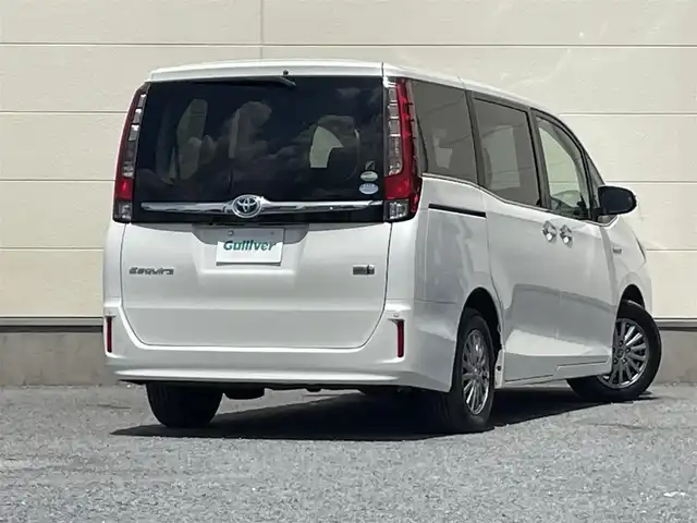 トヨタ エスクァイア ハイブリッド Gi 茨城県 2015(平27)年 5.4万km ホワイトパールクリスタルシャイン ワンオーナー/両側オートスライドドア/純正９インチナビ/フルセグテレビ/リアビューモニター/クルーズコントロール/ビルトインETC/クリアランスソナー/オートライト/純正置くだけ充電器/レザーシート/オットマン/シートヒーター/フロアマット純正/ドアバイザー