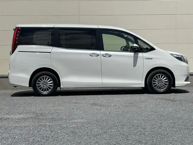 トヨタ エスクァイア ハイブリッド Gi 茨城県 2015(平27)年 5.4万km ホワイトパールクリスタルシャイン ワンオーナー/両側オートスライドドア/純正９インチナビ/フルセグテレビ/リアビューモニター/クルーズコントロール/ビルトインETC/クリアランスソナー/オートライト/純正置くだけ充電器/レザーシート/オットマン/シートヒーター/フロアマット純正/ドアバイザー