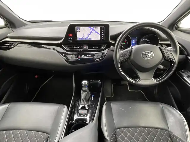 トヨタ Ｃ－ＨＲ G モード ネロ 熊本県 2019(令1)年 8.1万km ブラックマイカ 純正SDナビNSZT-68T/AM/FM/CD/Bluetooth/フルセグテレビ　/バックカメラ　/ビルトインETC/前後クリアランスソナー/前席シートヒーター/トヨタセーフティーセンス/・プリクラッシュセーフティ/・レーンキープアシスト/・アダブティブクルーズコントロール/・ブラインドスポットモニター/横滑り防止/ハーフレザーシート/純正フロアマット/純正１８インチAW/ダブルオートエアコン　/オートライト　/オートマチックハイビーム　/LEDヘッドライト/フォグライト/スマートキー/プッシュスタート/スペアキー1本/取扱説明書