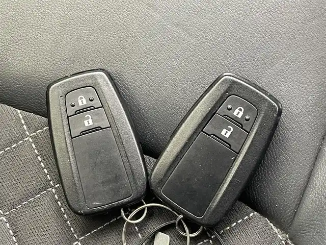 トヨタ Ｃ－ＨＲ G モード ネロ 熊本県 2019(令1)年 8.1万km ブラックマイカ 純正SDナビNSZT-68T/AM/FM/CD/Bluetooth/フルセグテレビ　/バックカメラ　/ビルトインETC/前後クリアランスソナー/前席シートヒーター/トヨタセーフティーセンス/・プリクラッシュセーフティ/・レーンキープアシスト/・アダブティブクルーズコントロール/・ブラインドスポットモニター/横滑り防止/ハーフレザーシート/純正フロアマット/純正１８インチAW/ダブルオートエアコン　/オートライト　/オートマチックハイビーム　/LEDヘッドライト/フォグライト/スマートキー/プッシュスタート/スペアキー1本/取扱説明書