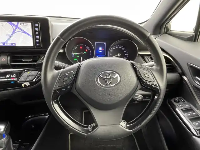 トヨタ Ｃ－ＨＲ G モード ネロ 熊本県 2019(令1)年 8.1万km ブラックマイカ 純正SDナビNSZT-68T/AM/FM/CD/Bluetooth/フルセグテレビ　/バックカメラ　/ビルトインETC/前後クリアランスソナー/前席シートヒーター/トヨタセーフティーセンス/・プリクラッシュセーフティ/・レーンキープアシスト/・アダブティブクルーズコントロール/・ブラインドスポットモニター/横滑り防止/ハーフレザーシート/純正フロアマット/純正１８インチAW/ダブルオートエアコン　/オートライト　/オートマチックハイビーム　/LEDヘッドライト/フォグライト/スマートキー/プッシュスタート/スペアキー1本/取扱説明書