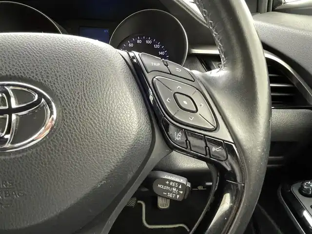 トヨタ Ｃ－ＨＲ G モード ネロ 熊本県 2019(令1)年 8.1万km ブラックマイカ 純正SDナビNSZT-68T/AM/FM/CD/Bluetooth/フルセグテレビ　/バックカメラ　/ビルトインETC/前後クリアランスソナー/前席シートヒーター/トヨタセーフティーセンス/・プリクラッシュセーフティ/・レーンキープアシスト/・アダブティブクルーズコントロール/・ブラインドスポットモニター/横滑り防止/ハーフレザーシート/純正フロアマット/純正１８インチAW/ダブルオートエアコン　/オートライト　/オートマチックハイビーム　/LEDヘッドライト/フォグライト/スマートキー/プッシュスタート/スペアキー1本/取扱説明書