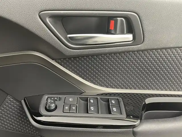 トヨタ Ｃ－ＨＲ G モード ネロ 熊本県 2019(令1)年 8.1万km ブラックマイカ 純正SDナビNSZT-68T/AM/FM/CD/Bluetooth/フルセグテレビ　/バックカメラ　/ビルトインETC/前後クリアランスソナー/前席シートヒーター/トヨタセーフティーセンス/・プリクラッシュセーフティ/・レーンキープアシスト/・アダブティブクルーズコントロール/・ブラインドスポットモニター/横滑り防止/ハーフレザーシート/純正フロアマット/純正１８インチAW/ダブルオートエアコン　/オートライト　/オートマチックハイビーム　/LEDヘッドライト/フォグライト/スマートキー/プッシュスタート/スペアキー1本/取扱説明書