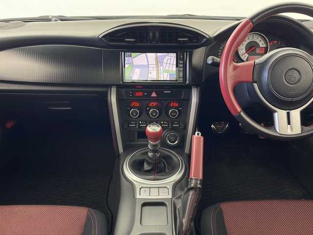 トヨタ ８６ GT 秋田県 2014(平26)年 3.4万km サテンホワイトパール 社外クロススピード19インチアルミホイール/ストラーダナビ/（AM/FM/CD/DVD/BT）/フルセグTV/TRDエアロ/TRDトランクスポイラー/BLITZ車高調/クロスフロントタワーバー/HKSマフラー/ETC/プッシュスタート/スマートキー/スペアキー/オートライト/フォグランプ/HIDヘッドライト/純正フロアマット/電格ミラー/革巻きステアリング/サイド＆カーテンエアバック