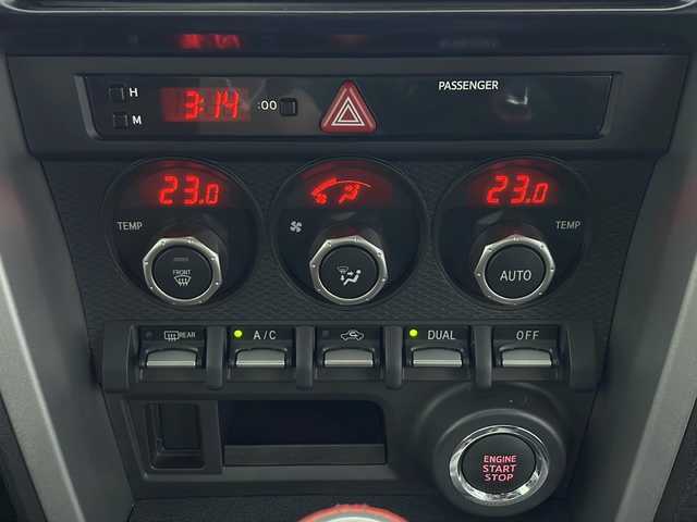 トヨタ ８６ GT 秋田県 2014(平26)年 3.4万km サテンホワイトパール 社外クロススピード19インチアルミホイール/ストラーダナビ/（AM/FM/CD/DVD/BT）/フルセグTV/TRDエアロ/TRDトランクスポイラー/BLITZ車高調/クロスフロントタワーバー/HKSマフラー/ETC/プッシュスタート/スマートキー/スペアキー/オートライト/フォグランプ/HIDヘッドライト/純正フロアマット/電格ミラー/革巻きステアリング/サイド＆カーテンエアバック