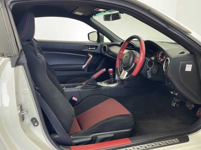 トヨタ ８６ GT 秋田県 2014(平26)年 3.4万km サテンホワイトパール 社外クロススピード19インチアルミホイール/ストラーダナビ/（AM/FM/CD/DVD/BT）/フルセグTV/TRDエアロ/TRDトランクスポイラー/BLITZ車高調/クロスフロントタワーバー/HKSマフラー/ETC/プッシュスタート/スマートキー/スペアキー/オートライト/フォグランプ/HIDヘッドライト/純正フロアマット/電格ミラー/革巻きステアリング/サイド＆カーテンエアバック