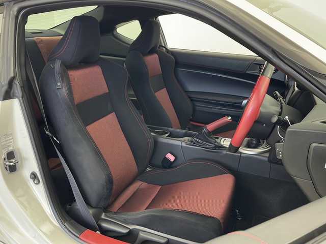 トヨタ ８６ GT 秋田県 2014(平26)年 3.4万km サテンホワイトパール 社外クロススピード19インチアルミホイール/ストラーダナビ/（AM/FM/CD/DVD/BT）/フルセグTV/TRDエアロ/TRDトランクスポイラー/BLITZ車高調/クロスフロントタワーバー/HKSマフラー/ETC/プッシュスタート/スマートキー/スペアキー/オートライト/フォグランプ/HIDヘッドライト/純正フロアマット/電格ミラー/革巻きステアリング/サイド＆カーテンエアバック