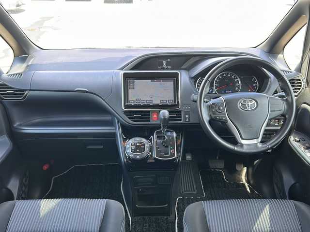 トヨタ ヴォクシー ZS 煌Ⅱ 道東・釧路十勝 2017(平29)年 5.1万km ブラック 4WD/寒冷地仕様/純正ナビ　NSZT-Y66T/　(AM/FM/CD/DVD/BT)/フリップダウンモニター　/ビルトインETC/バックカメラ/両側パワースライドドア/冬タイヤ積込/夏タイヤ純正16インチAW/冬タイヤ社外AW/純正フロアマット/ウォークスルー/ドアバイザー/MTモード付AT/アイドリングストップ/パーキングアシスト/レーンキープアシスト/オートライト/ライトレベライザー/フォグランプ/盗難防止装置/ABS/横滑り防止装置