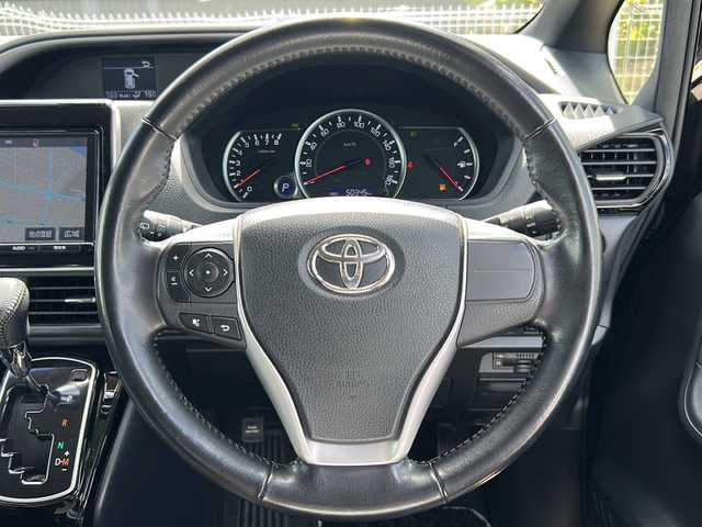 トヨタ ヴォクシー ZS 煌Ⅱ 道東・釧路十勝 2017(平29)年 5.1万km ブラック 4WD/寒冷地仕様/純正ナビ　NSZT-Y66T/　(AM/FM/CD/DVD/BT)/フリップダウンモニター　/ビルトインETC/バックカメラ/両側パワースライドドア/冬タイヤ積込/夏タイヤ純正16インチAW/冬タイヤ社外AW/純正フロアマット/ウォークスルー/ドアバイザー/MTモード付AT/アイドリングストップ/パーキングアシスト/レーンキープアシスト/オートライト/ライトレベライザー/フォグランプ/盗難防止装置/ABS/横滑り防止装置