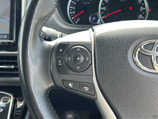 トヨタ ヴォクシー ZS 煌Ⅱ 道東・釧路十勝 2017(平29)年 5.1万km ブラック 4WD/寒冷地仕様/純正ナビ　NSZT-Y66T/　(AM/FM/CD/DVD/BT)/フリップダウンモニター　/ビルトインETC/バックカメラ/両側パワースライドドア/冬タイヤ積込/夏タイヤ純正16インチAW/冬タイヤ社外AW/純正フロアマット/ウォークスルー/ドアバイザー/MTモード付AT/アイドリングストップ/パーキングアシスト/レーンキープアシスト/オートライト/ライトレベライザー/フォグランプ/盗難防止装置/ABS/横滑り防止装置