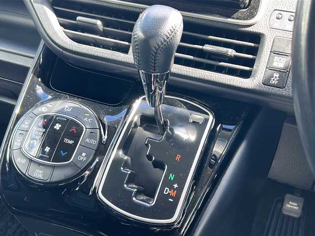 トヨタ ヴォクシー ZS 煌Ⅱ 道東・釧路十勝 2017(平29)年 5.1万km ブラック 4WD/寒冷地仕様/純正ナビ　NSZT-Y66T/　(AM/FM/CD/DVD/BT)/フリップダウンモニター　/ビルトインETC/バックカメラ/両側パワースライドドア/冬タイヤ積込/夏タイヤ純正16インチAW/冬タイヤ社外AW/純正フロアマット/ウォークスルー/ドアバイザー/MTモード付AT/アイドリングストップ/パーキングアシスト/レーンキープアシスト/オートライト/ライトレベライザー/フォグランプ/盗難防止装置/ABS/横滑り防止装置