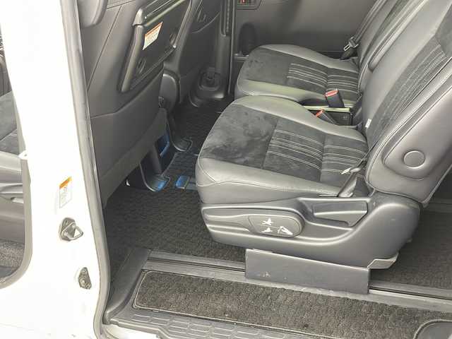 トヨタ エスクァイア Gi プレミアムパッケージ ブラックテーラード 兵庫県 2019(令1)年 4.4万km ホワイトパールクリスタルシャイン ・ALPINEナビ&TV&CD&DVD&SD&BT/・バックカメラ/・両側パワースライドドア/・クルーズコントロール/・純正前後ドライブレコーダー/・ハーフレザーシート/・シートヒーター/・ステアリングヒーター/・トヨタセーフティセンス/・プリクラッシュセーフティ/・クリアナンスソナー/・パーキングサポートブレーキ/・レーンディパーチャーアラート/・オートマチックハイビーム/・ビルトインETC/・nanoe/・純正ウッドコンビステアリング/・社外18インチアルミホイール/・LEDオートライト/・LEDフォグランプ/・社外サスショック/・アイドリングストップ/・純正フロアマット/・スマートキー/・プッシュスタート