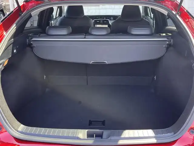 トヨタ プリウス A プレミアム　ツーリングセレ 福岡県 2016(平28)年 4万km エモーショナルレッド 純正エアロ(フロント)/純正9インチSDナビ【DSZT-YC4T】/(AM/FM/Bluetooth/CD/DVD/フルセグTV)/バックカメラ/トヨタセーフティセンス/・LDA(レーンディパーチャーアラート)/・ふらつき警報機能/・オートマチックハイビーム/・PCS(プリクラッシュセーフティ)/・レーダークルーズコントロール(全車速追従機能付き)/ITS Connect/HUD(ヘッドアップディスプレイ)/BSM(ブラインドスポットモニター)/S-IPA(シンプルインテリジェントパーキングアシスト)/オートライト/クリアランスソナー/コーナーセンサー/盗難防止装置/横滑り防止機能/純正17インチアルミホイール/電格ウィンカーミラー/ドアバイザー/フロントフォグランプ/黒レザーシート/パワーシート(D席)/シートヒーター(D/N席)/プッシュスタート/ステアリングスイッチ/純正フロアマット/ナノイー/スペアキー×1/保証書/取扱説明書/ナビ取扱説明書