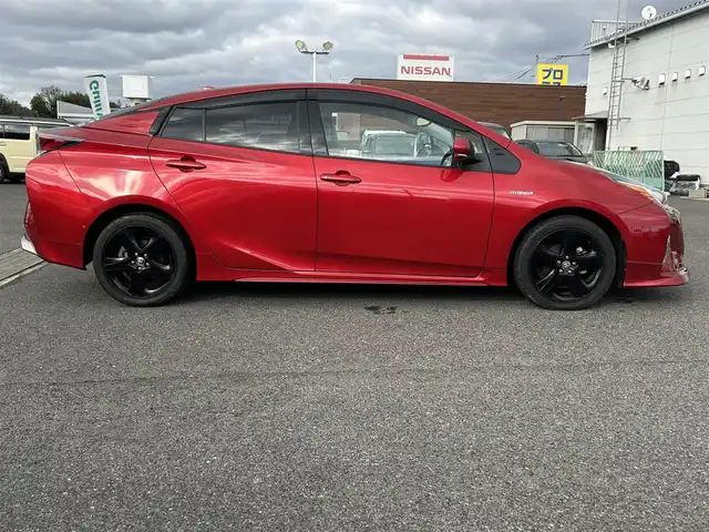 トヨタ プリウス A プレミアム　ツーリングセレ 広島県 2016(平28)年 4万km エモーショナルレッド 純正エアロ(フロント)/純正9インチSDナビ【DSZT-YC4T】/(AM/FM/Bluetooth/CD/DVD/フルセグTV)/バックカメラ/黒本革シート/パワーシート(D席)/シートヒーター(D/N席)/トヨタセーフティセンス/・LDA(レーンディパーチャーアラート)/・ふらつき警報機能/・オートマチックハイビーム/・PCS(プリクラッシュセーフティ)/・レーダークルーズコントロール(全車速追従機能付き)/ITS Connect/HUD(ヘッドアップディスプレイ)/BSM(ブラインドスポットモニター)/S-IPA(シンプルインテリジェントパーキングアシスト)/オートライト/クリアランスソナー/純正17インチアルミホイール/電格ウィンカーミラー/ドアバイザー/フロントフォグランプ/プッシュスタート/ステアリングスイッチ/純正フロアマット/スペアキー×1/保証書/取扱説明書