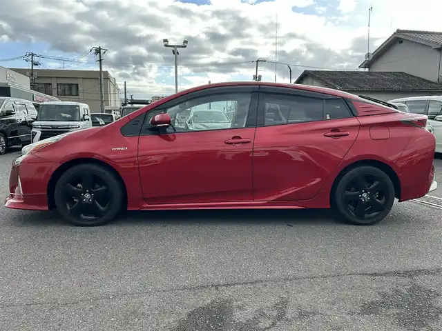 トヨタ プリウス A プレミアム　ツーリングセレ 広島県 2016(平28)年 4万km エモーショナルレッド 純正エアロ(フロント)/純正9インチSDナビ【DSZT-YC4T】/(AM/FM/Bluetooth/CD/DVD/フルセグTV)/バックカメラ/黒本革シート/パワーシート(D席)/シートヒーター(D/N席)/トヨタセーフティセンス/・LDA(レーンディパーチャーアラート)/・ふらつき警報機能/・オートマチックハイビーム/・PCS(プリクラッシュセーフティ)/・レーダークルーズコントロール(全車速追従機能付き)/ITS Connect/HUD(ヘッドアップディスプレイ)/BSM(ブラインドスポットモニター)/S-IPA(シンプルインテリジェントパーキングアシスト)/オートライト/クリアランスソナー/純正17インチアルミホイール/電格ウィンカーミラー/ドアバイザー/フロントフォグランプ/プッシュスタート/ステアリングスイッチ/純正フロアマット/スペアキー×1/保証書/取扱説明書