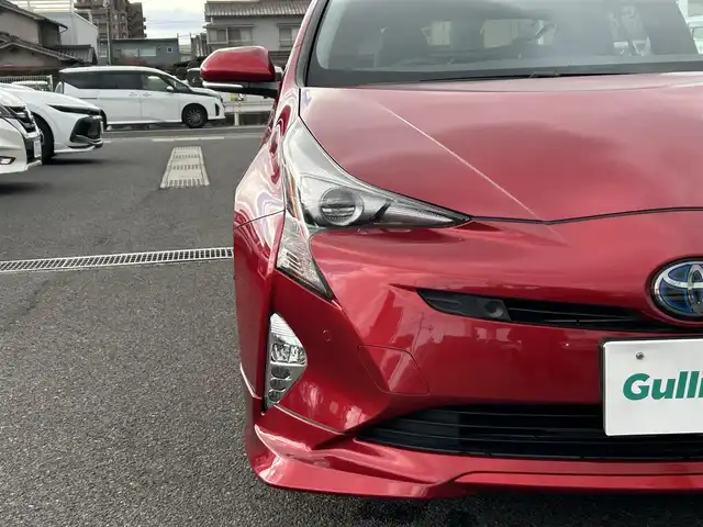 トヨタ プリウス A プレミアム　ツーリングセレ 広島県 2016(平28)年 4万km エモーショナルレッド 純正エアロ(フロント)/純正9インチSDナビ【DSZT-YC4T】/(AM/FM/Bluetooth/CD/DVD/フルセグTV)/バックカメラ/黒本革シート/パワーシート(D席)/シートヒーター(D/N席)/トヨタセーフティセンス/・LDA(レーンディパーチャーアラート)/・ふらつき警報機能/・オートマチックハイビーム/・PCS(プリクラッシュセーフティ)/・レーダークルーズコントロール(全車速追従機能付き)/ITS Connect/HUD(ヘッドアップディスプレイ)/BSM(ブラインドスポットモニター)/S-IPA(シンプルインテリジェントパーキングアシスト)/オートライト/クリアランスソナー/純正17インチアルミホイール/電格ウィンカーミラー/ドアバイザー/フロントフォグランプ/プッシュスタート/ステアリングスイッチ/純正フロアマット/スペアキー×1/保証書/取扱説明書