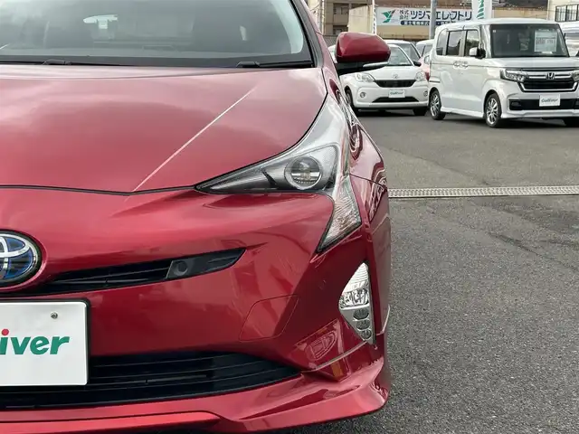 トヨタ プリウス A プレミアム　ツーリングセレ 広島県 2016(平28)年 4万km エモーショナルレッド 純正エアロ(フロント)/純正9インチSDナビ【DSZT-YC4T】/(AM/FM/Bluetooth/CD/DVD/フルセグTV)/バックカメラ/黒本革シート/パワーシート(D席)/シートヒーター(D/N席)/トヨタセーフティセンス/・LDA(レーンディパーチャーアラート)/・ふらつき警報機能/・オートマチックハイビーム/・PCS(プリクラッシュセーフティ)/・レーダークルーズコントロール(全車速追従機能付き)/ITS Connect/HUD(ヘッドアップディスプレイ)/BSM(ブラインドスポットモニター)/S-IPA(シンプルインテリジェントパーキングアシスト)/オートライト/クリアランスソナー/純正17インチアルミホイール/電格ウィンカーミラー/ドアバイザー/フロントフォグランプ/プッシュスタート/ステアリングスイッチ/純正フロアマット/スペアキー×1/保証書/取扱説明書