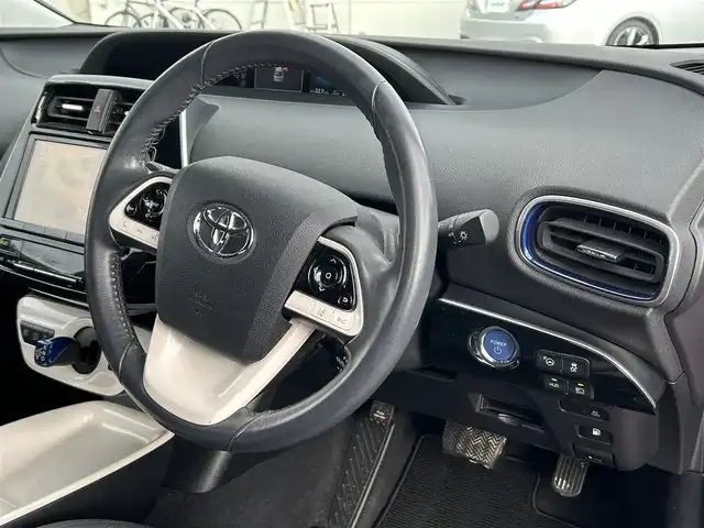 トヨタ プリウス A プレミアム　ツーリングセレ 広島県 2016(平28)年 4万km エモーショナルレッド 純正エアロ(フロント)/純正9インチSDナビ【DSZT-YC4T】/(AM/FM/Bluetooth/CD/DVD/フルセグTV)/バックカメラ/黒本革シート/パワーシート(D席)/シートヒーター(D/N席)/トヨタセーフティセンス/・LDA(レーンディパーチャーアラート)/・ふらつき警報機能/・オートマチックハイビーム/・PCS(プリクラッシュセーフティ)/・レーダークルーズコントロール(全車速追従機能付き)/ITS Connect/HUD(ヘッドアップディスプレイ)/BSM(ブラインドスポットモニター)/S-IPA(シンプルインテリジェントパーキングアシスト)/オートライト/クリアランスソナー/純正17インチアルミホイール/電格ウィンカーミラー/ドアバイザー/フロントフォグランプ/プッシュスタート/ステアリングスイッチ/純正フロアマット/スペアキー×1/保証書/取扱説明書