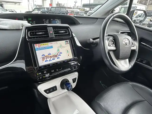 トヨタ プリウス A プレミアム　ツーリングセレ 広島県 2016(平28)年 4万km エモーショナルレッド 純正エアロ(フロント)/純正9インチSDナビ【DSZT-YC4T】/(AM/FM/Bluetooth/CD/DVD/フルセグTV)/バックカメラ/黒本革シート/パワーシート(D席)/シートヒーター(D/N席)/トヨタセーフティセンス/・LDA(レーンディパーチャーアラート)/・ふらつき警報機能/・オートマチックハイビーム/・PCS(プリクラッシュセーフティ)/・レーダークルーズコントロール(全車速追従機能付き)/ITS Connect/HUD(ヘッドアップディスプレイ)/BSM(ブラインドスポットモニター)/S-IPA(シンプルインテリジェントパーキングアシスト)/オートライト/クリアランスソナー/純正17インチアルミホイール/電格ウィンカーミラー/ドアバイザー/フロントフォグランプ/プッシュスタート/ステアリングスイッチ/純正フロアマット/スペアキー×1/保証書/取扱説明書