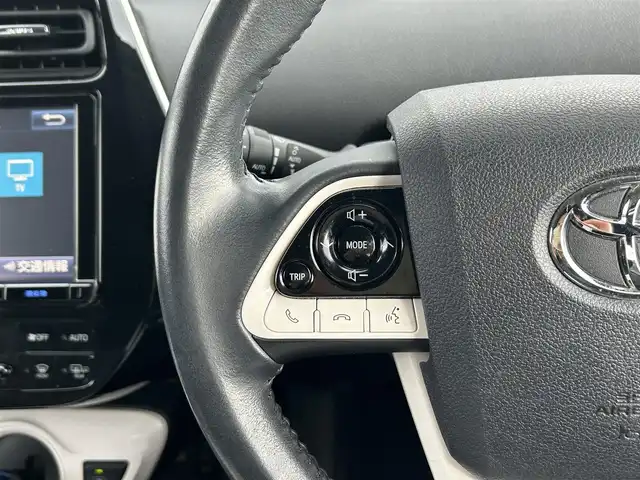 トヨタ プリウス A プレミアム　ツーリングセレ 広島県 2016(平28)年 4万km エモーショナルレッド 純正エアロ(フロント)/純正9インチSDナビ【DSZT-YC4T】/(AM/FM/Bluetooth/CD/DVD/フルセグTV)/バックカメラ/黒本革シート/パワーシート(D席)/シートヒーター(D/N席)/トヨタセーフティセンス/・LDA(レーンディパーチャーアラート)/・ふらつき警報機能/・オートマチックハイビーム/・PCS(プリクラッシュセーフティ)/・レーダークルーズコントロール(全車速追従機能付き)/ITS Connect/HUD(ヘッドアップディスプレイ)/BSM(ブラインドスポットモニター)/S-IPA(シンプルインテリジェントパーキングアシスト)/オートライト/クリアランスソナー/純正17インチアルミホイール/電格ウィンカーミラー/ドアバイザー/フロントフォグランプ/プッシュスタート/ステアリングスイッチ/純正フロアマット/スペアキー×1/保証書/取扱説明書