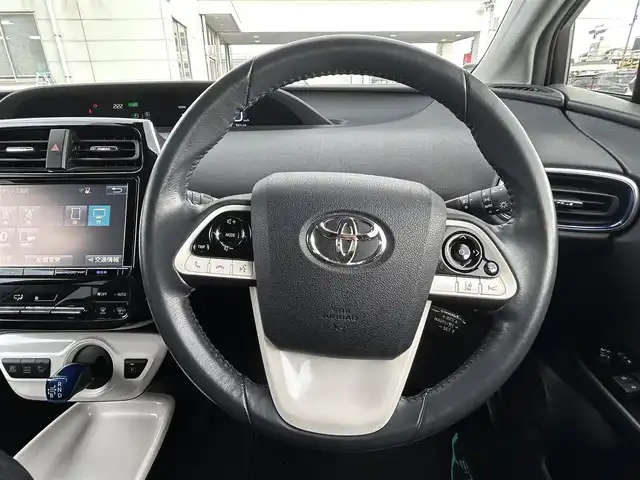 トヨタ プリウス A プレミアム　ツーリングセレ 広島県 2016(平28)年 4万km エモーショナルレッド 純正エアロ(フロント)/純正9インチSDナビ【DSZT-YC4T】/(AM/FM/Bluetooth/CD/DVD/フルセグTV)/バックカメラ/黒本革シート/パワーシート(D席)/シートヒーター(D/N席)/トヨタセーフティセンス/・LDA(レーンディパーチャーアラート)/・ふらつき警報機能/・オートマチックハイビーム/・PCS(プリクラッシュセーフティ)/・レーダークルーズコントロール(全車速追従機能付き)/ITS Connect/HUD(ヘッドアップディスプレイ)/BSM(ブラインドスポットモニター)/S-IPA(シンプルインテリジェントパーキングアシスト)/オートライト/クリアランスソナー/純正17インチアルミホイール/電格ウィンカーミラー/ドアバイザー/フロントフォグランプ/プッシュスタート/ステアリングスイッチ/純正フロアマット/スペアキー×1/保証書/取扱説明書