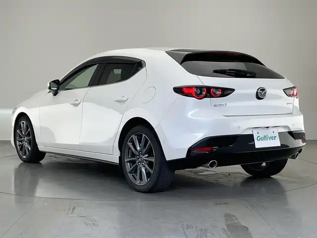 マツダ マツダ３ファストバック 20S Lパッケージ 愛知県 2019(令1)年 1.6万km スノーフレイクホワイトパールマイカ 純正８．８型ナビ　黒革　ＨＤＭＩ　禁煙車　ＨＵＤ　バックカメラ　シートヒーター　ＢＳＭ　前後ドラレコ　ＥＴＣ　衝突軽減　追従クルコン　メモリーシート　ＬＥＤオートライト　オートワイパー　フルセグＴＶ　DVD再生　