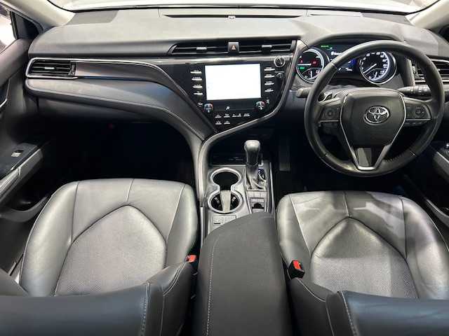 トヨタ カムリ WS ブラックエディション 宮城県 2020(令2)年 8.2万km シルバーM トヨタセーフティセンス/・プリクラッシュセーフティ/・レーダークルーズコントロール/・レーントレーシングアシスト/・レーンディパーチャーアラート/・オートマチックハイビーム/・ロードサインアシスト/・パーキングサポートブレーキ/・ブラインドスポットモニター/・リヤクロストラフィックアラート/純正ナビ/・Bluetooth/CD/DVD/フルセグ/USB/・バックカメラ/・純正ビルドインETC/・ヘッドアップディスプレイ/・ドライブレコーダー前方/アイドリングストップ/コーナーセンサー前後/革巻きステアリング/・ステアリングスイッチ/・パドルシフト/プッシュスタート/・スマートキー/レザーシート/・シートヒーター（運転席＋助手席）/・パワーシート（運転席＋助手席）/オートライト/ドアバイザー/純正フロアマット/純正18インチアルミホイール/純正LEDヘッドライト