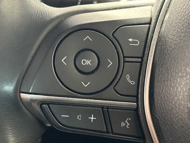 トヨタ カムリ WS ブラックエディション 宮城県 2020(令2)年 8.2万km シルバーM トヨタセーフティセンス/・プリクラッシュセーフティ/・レーダークルーズコントロール/・レーントレーシングアシスト/・レーンディパーチャーアラート/・オートマチックハイビーム/・ロードサインアシスト/・パーキングサポートブレーキ/・ブラインドスポットモニター/・リヤクロストラフィックアラート/純正ナビ/・Bluetooth/CD/DVD/フルセグ/USB/・バックカメラ/・純正ビルドインETC/・ヘッドアップディスプレイ/・ドライブレコーダー前方/アイドリングストップ/コーナーセンサー前後/革巻きステアリング/・ステアリングスイッチ/・パドルシフト/プッシュスタート/・スマートキー/レザーシート/・シートヒーター（運転席＋助手席）/・パワーシート（運転席＋助手席）/オートライト/ドアバイザー/純正フロアマット/純正18インチアルミホイール/純正LEDヘッドライト