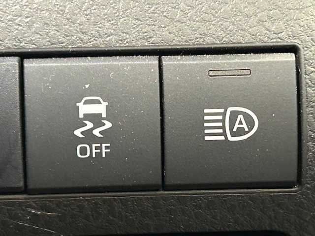 トヨタ カムリ WS ブラックエディション 宮城県 2020(令2)年 8.2万km シルバーM トヨタセーフティセンス/・プリクラッシュセーフティ/・レーダークルーズコントロール/・レーントレーシングアシスト/・レーンディパーチャーアラート/・オートマチックハイビーム/・ロードサインアシスト/・パーキングサポートブレーキ/・ブラインドスポットモニター/・リヤクロストラフィックアラート/純正ナビ/・Bluetooth/CD/DVD/フルセグ/USB/・バックカメラ/・純正ビルドインETC/・ヘッドアップディスプレイ/・ドライブレコーダー前方/アイドリングストップ/コーナーセンサー前後/革巻きステアリング/・ステアリングスイッチ/・パドルシフト/プッシュスタート/・スマートキー/レザーシート/・シートヒーター（運転席＋助手席）/・パワーシート（運転席＋助手席）/オートライト/ドアバイザー/純正フロアマット/純正18インチアルミホイール/純正LEDヘッドライト