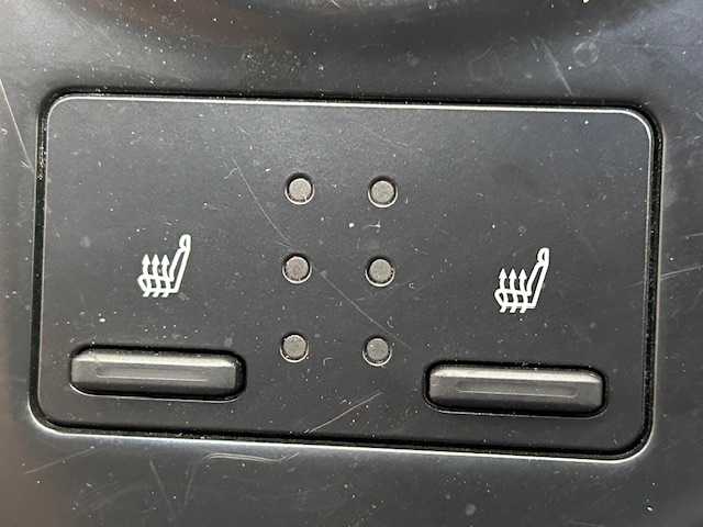 トヨタ カムリ WS ブラックエディション 宮城県 2020(令2)年 8.2万km シルバーM トヨタセーフティセンス/・プリクラッシュセーフティ/・レーダークルーズコントロール/・レーントレーシングアシスト/・レーンディパーチャーアラート/・オートマチックハイビーム/・ロードサインアシスト/・パーキングサポートブレーキ/・ブラインドスポットモニター/・リヤクロストラフィックアラート/純正ナビ/・Bluetooth/CD/DVD/フルセグ/USB/・バックカメラ/・純正ビルドインETC/・ヘッドアップディスプレイ/・ドライブレコーダー前方/アイドリングストップ/コーナーセンサー前後/革巻きステアリング/・ステアリングスイッチ/・パドルシフト/プッシュスタート/・スマートキー/レザーシート/・シートヒーター（運転席＋助手席）/・パワーシート（運転席＋助手席）/オートライト/ドアバイザー/純正フロアマット/純正18インチアルミホイール/純正LEDヘッドライト