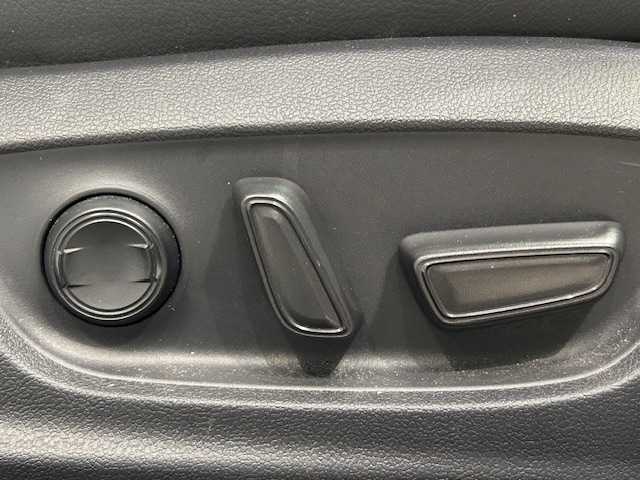 トヨタ カムリ WS ブラックエディション 宮城県 2020(令2)年 8.2万km シルバーM トヨタセーフティセンス/・プリクラッシュセーフティ/・レーダークルーズコントロール/・レーントレーシングアシスト/・レーンディパーチャーアラート/・オートマチックハイビーム/・ロードサインアシスト/・パーキングサポートブレーキ/・ブラインドスポットモニター/・リヤクロストラフィックアラート/純正ナビ/・Bluetooth/CD/DVD/フルセグ/USB/・バックカメラ/・純正ビルドインETC/・ヘッドアップディスプレイ/・ドライブレコーダー前方/アイドリングストップ/コーナーセンサー前後/革巻きステアリング/・ステアリングスイッチ/・パドルシフト/プッシュスタート/・スマートキー/レザーシート/・シートヒーター（運転席＋助手席）/・パワーシート（運転席＋助手席）/オートライト/ドアバイザー/純正フロアマット/純正18インチアルミホイール/純正LEDヘッドライト