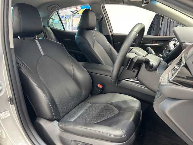 トヨタ カムリ WS ブラックエディション 宮城県 2020(令2)年 8.2万km シルバーM トヨタセーフティセンス/・プリクラッシュセーフティ/・レーダークルーズコントロール/・レーントレーシングアシスト/・レーンディパーチャーアラート/・オートマチックハイビーム/・ロードサインアシスト/・パーキングサポートブレーキ/・ブラインドスポットモニター/・リヤクロストラフィックアラート/純正ナビ/・Bluetooth/CD/DVD/フルセグ/USB/・バックカメラ/・純正ビルドインETC/・ヘッドアップディスプレイ/・ドライブレコーダー前方/アイドリングストップ/コーナーセンサー前後/革巻きステアリング/・ステアリングスイッチ/・パドルシフト/プッシュスタート/・スマートキー/レザーシート/・シートヒーター（運転席＋助手席）/・パワーシート（運転席＋助手席）/オートライト/ドアバイザー/純正フロアマット/純正18インチアルミホイール/純正LEDヘッドライト