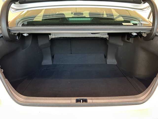 トヨタ カムリ WS ブラックエディション 宮城県 2020(令2)年 8.2万km シルバーM トヨタセーフティセンス/・プリクラッシュセーフティ/・レーダークルーズコントロール/・レーントレーシングアシスト/・レーンディパーチャーアラート/・オートマチックハイビーム/・ロードサインアシスト/・パーキングサポートブレーキ/・ブラインドスポットモニター/・リヤクロストラフィックアラート/純正ナビ/・Bluetooth/CD/DVD/フルセグ/USB/・バックカメラ/・純正ビルドインETC/・ヘッドアップディスプレイ/・ドライブレコーダー前方/アイドリングストップ/コーナーセンサー前後/革巻きステアリング/・ステアリングスイッチ/・パドルシフト/プッシュスタート/・スマートキー/レザーシート/・シートヒーター（運転席＋助手席）/・パワーシート（運転席＋助手席）/オートライト/ドアバイザー/純正フロアマット/純正18インチアルミホイール/純正LEDヘッドライト