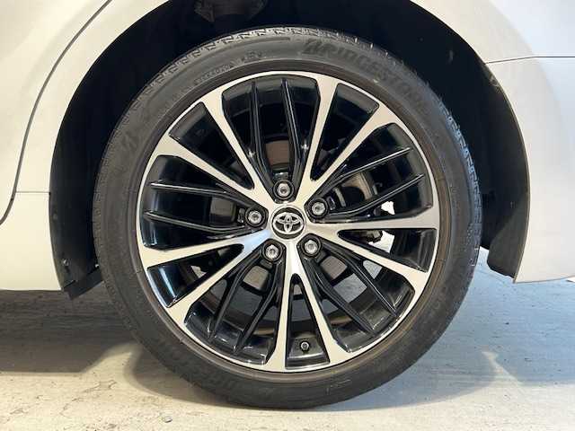 トヨタ カムリ WS ブラックエディション 宮城県 2020(令2)年 8.2万km シルバーM トヨタセーフティセンス/・プリクラッシュセーフティ/・レーダークルーズコントロール/・レーントレーシングアシスト/・レーンディパーチャーアラート/・オートマチックハイビーム/・ロードサインアシスト/・パーキングサポートブレーキ/・ブラインドスポットモニター/・リヤクロストラフィックアラート/純正ナビ/・Bluetooth/CD/DVD/フルセグ/USB/・バックカメラ/・純正ビルドインETC/・ヘッドアップディスプレイ/・ドライブレコーダー前方/アイドリングストップ/コーナーセンサー前後/革巻きステアリング/・ステアリングスイッチ/・パドルシフト/プッシュスタート/・スマートキー/レザーシート/・シートヒーター（運転席＋助手席）/・パワーシート（運転席＋助手席）/オートライト/ドアバイザー/純正フロアマット/純正18インチアルミホイール/純正LEDヘッドライト